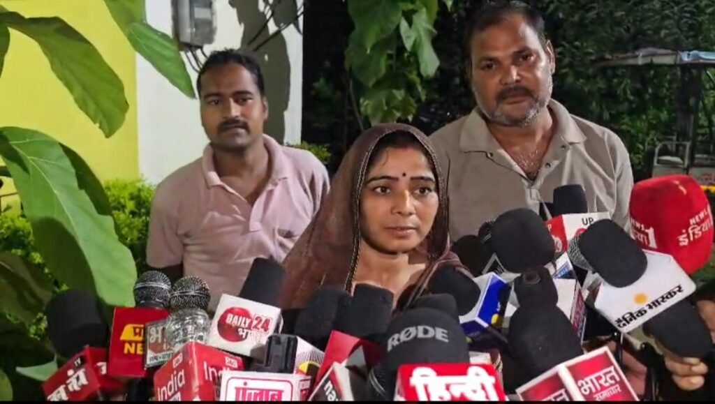 रक्षाबंधन पर मंगलसूत्र छिनैती की घटना बताती पीड़िता अर्चना