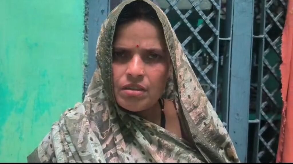 इंद्रा नगर में चोरी की जानकारी देती पीड़िता