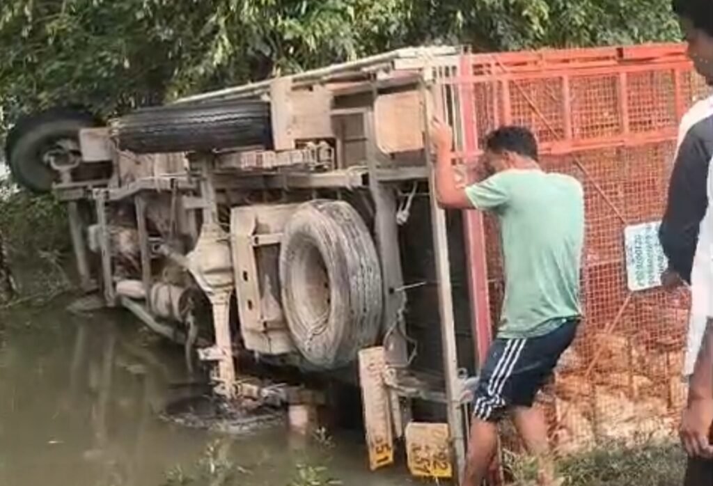 भदारी गांव के पास पानी भरी खंती में पलटी मुर्गों से लदी लोडर