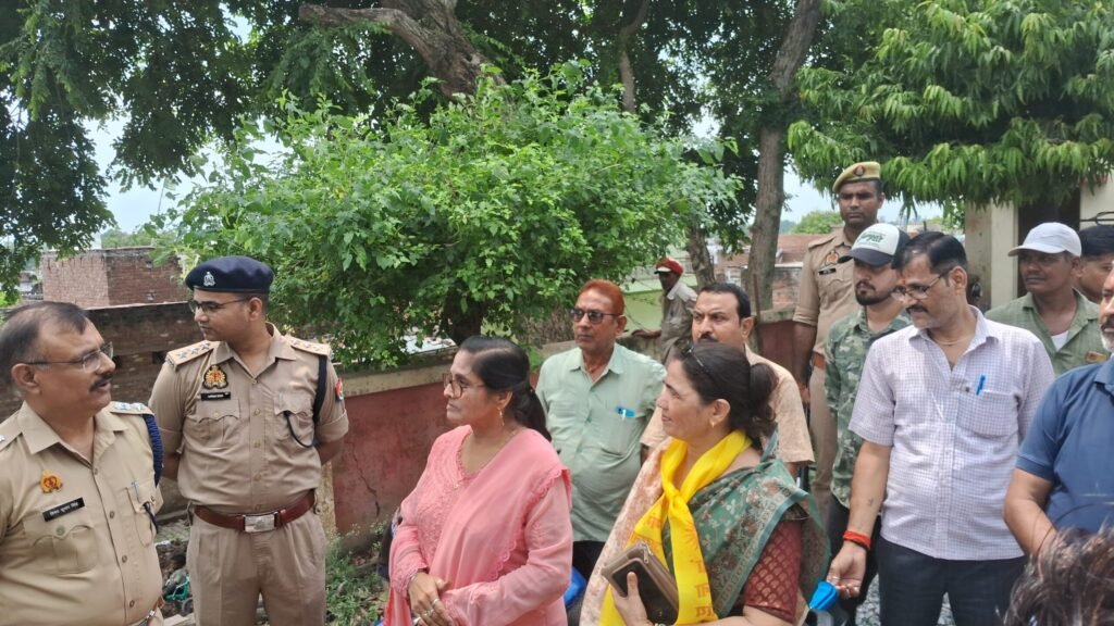 परिवार परामर्श केंद्र में मौजूद काउंसलर और पुलिस अधिकारी