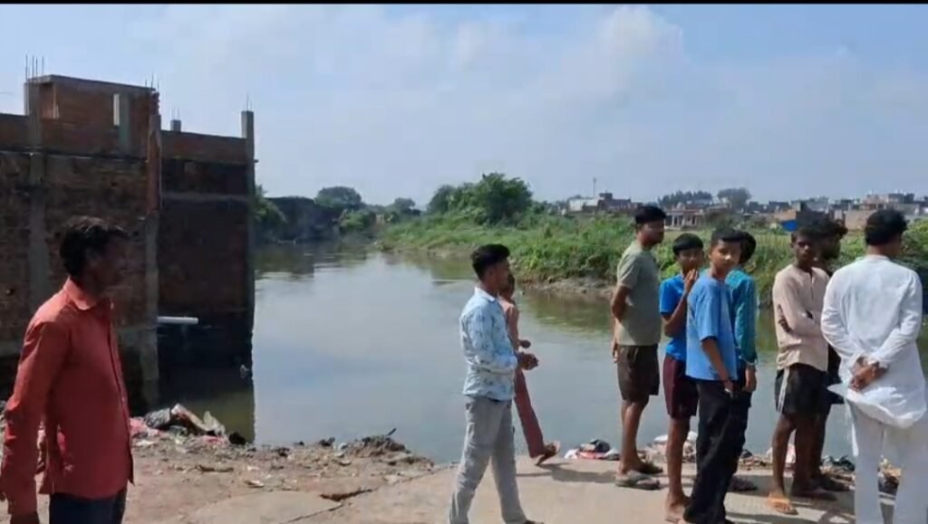 मलंगा नाले के किनारे सर्च ऑपरेशन में जुटी पुलिस और गोताखोर