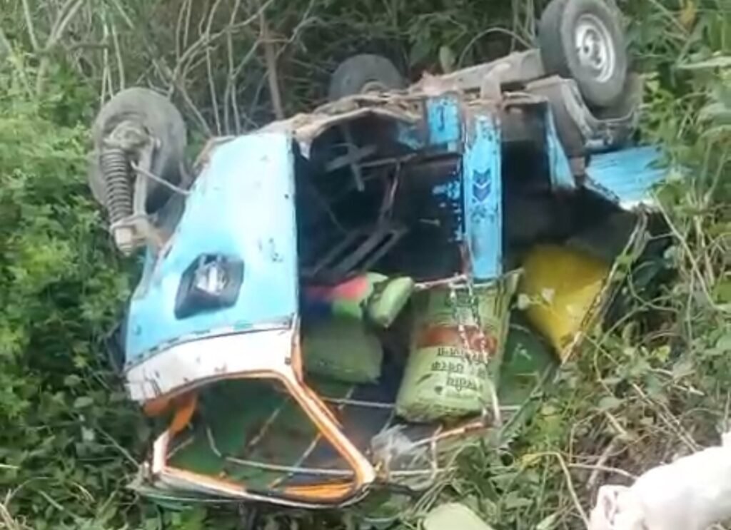 सोमई गांव के पास खंती में पलटा गेहूं से लदा ऑटो