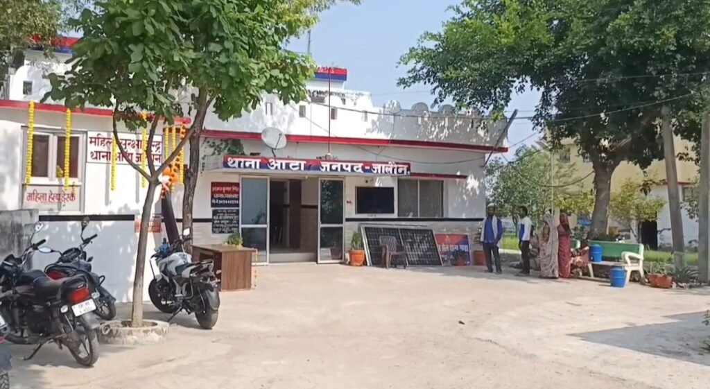 एट थाना परिसर का मुख्य प्रवेश द्वार