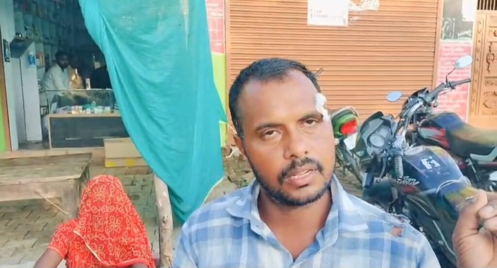 सड़क हादसे में घायल युवक घटना की जानकारी देते हुए