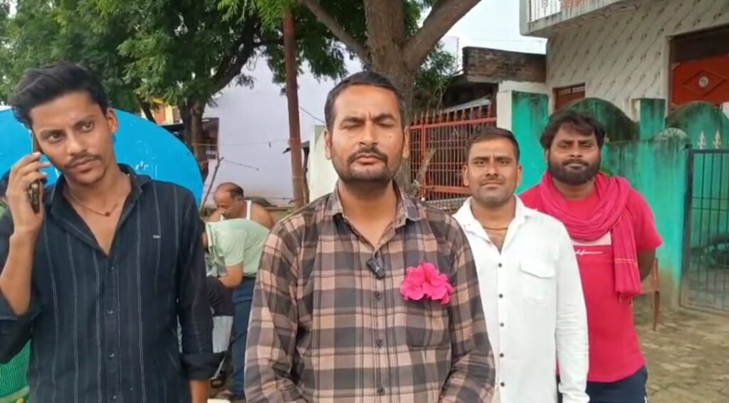 पानी संकट की जानकारी देते वार्ड सभासद