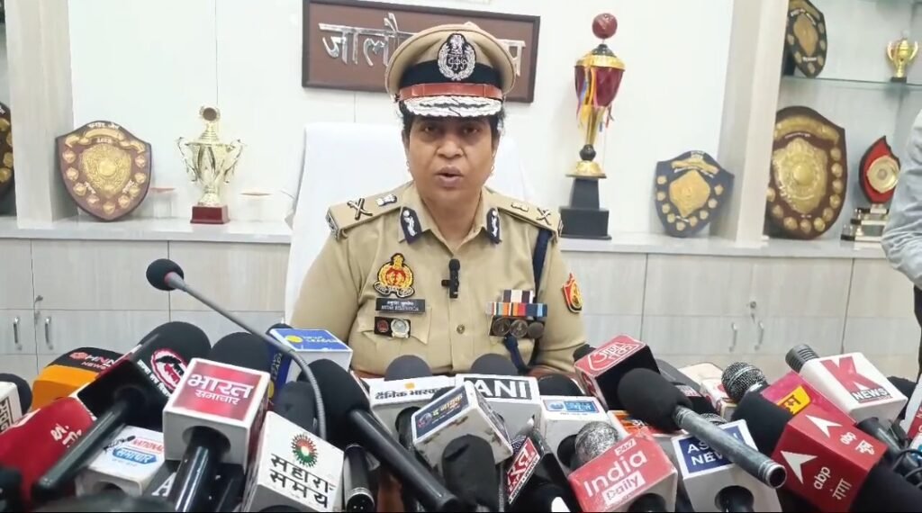 वार्षिक निरीक्षण के बाद मीडिया को संबोधित करती एडीजी कानपुर अनुपम कुलश्रेष्ठ