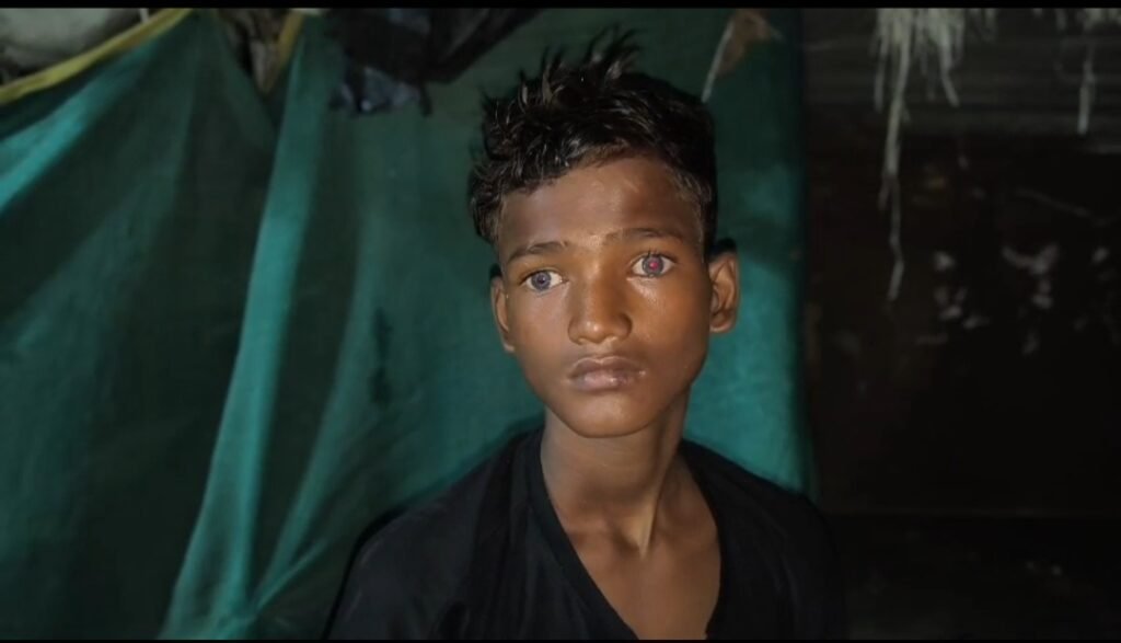 नहर में फेंके गए किशोर को बचाने के बाद जुटे राहगीर