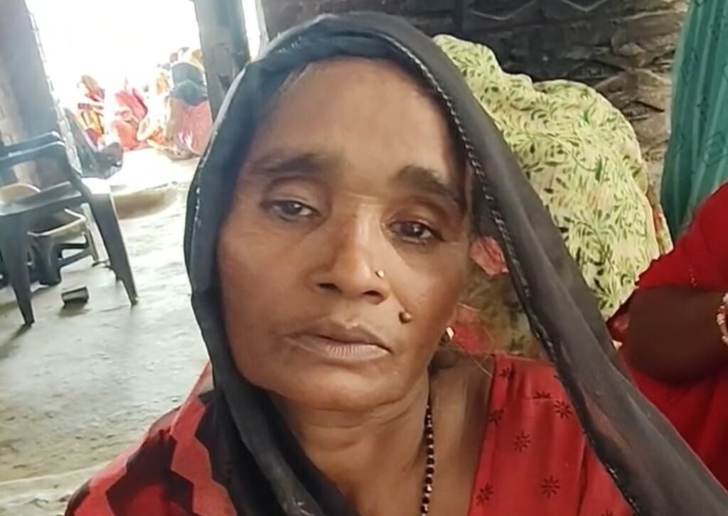 मृतक किसान की पत्नी मुन्नी देवी घटना बताते हुए 