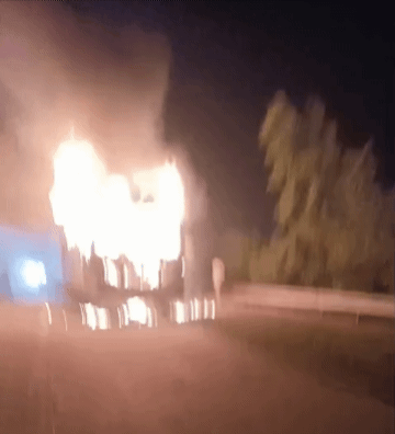 यमुना एक्सप्रेसवे पर आग की लपटों में घिरी स्लीपर बस