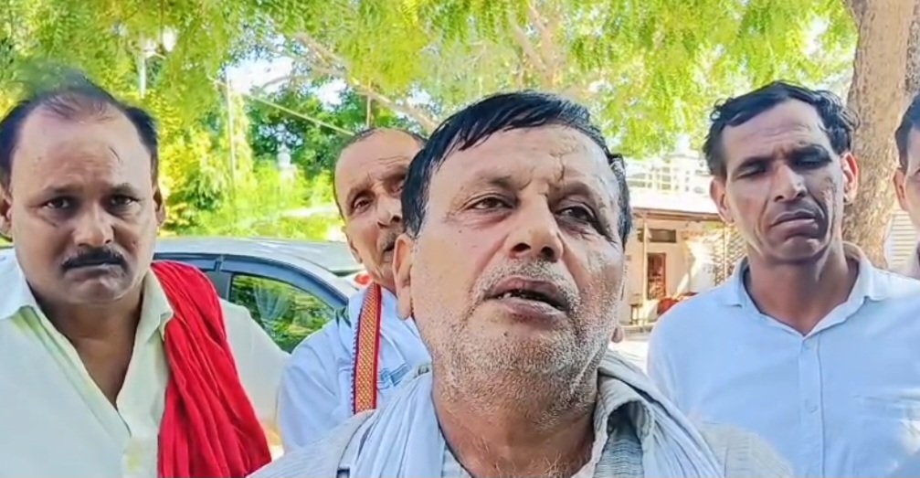 दहेज प्रताड़ना का आरोप लगाते मृतका के पिता वीर सिंह
