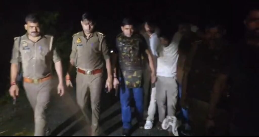 हरखूपुर गांव के पास पुलिस मुठभेड़ के बाद गिरफ्तार तीनों बदमाशों के साथ 
