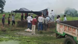 तीतरा खलीलपुर में बारिश के बीच पन्नी लगाकर कराया गया अंतिम संस्कार