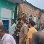 सिमिरिया गांव में लूट की वारदात के बाद जांच करती कोंच पुलिस