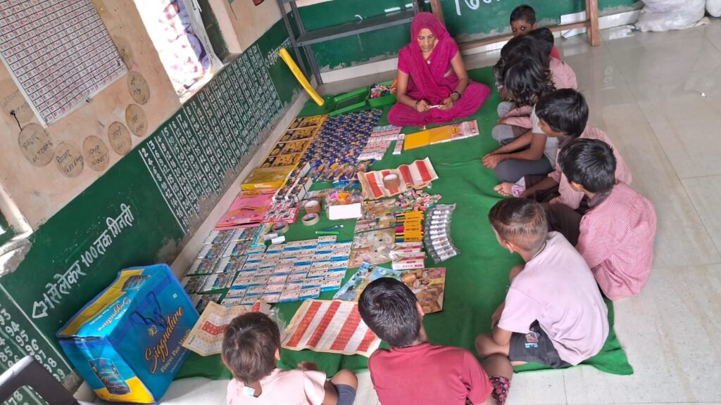 प्राथमिक विद्यालय खराला में आंगनवाड़ी कक्षा के दौरान ड्राइंग गतिविधि करते बच्चे।