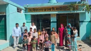 प्राथमिक विद्यालय खराला परिसर में प्रधानाचार्य, आंगनवाड़ी कार्यकर्ता और विद्यालय के छात्र-छात्राएं।