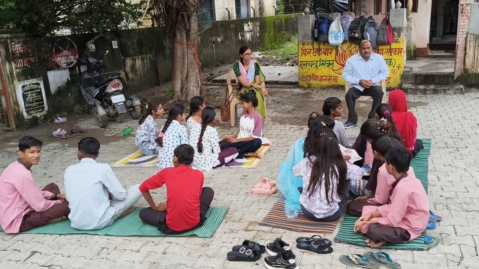 जालौन के पड़री गांव के जलभराव वाले सरकारी स्कूल का परिसर