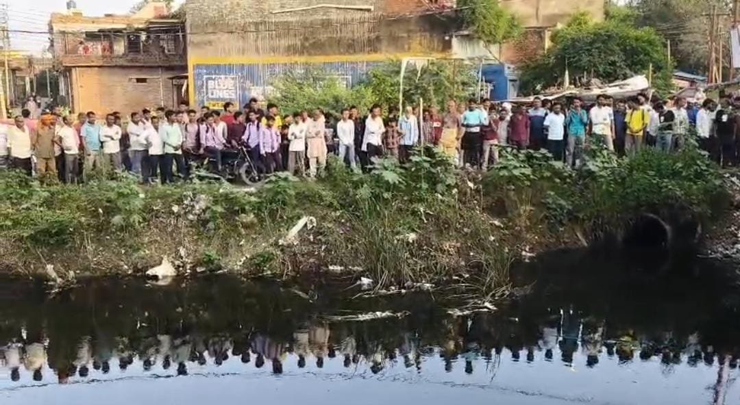 कोंच कोतवाली क्षेत्र के नदीगांव रोड स्थित सिकरी पुलिया के पास घटनास्थल पर जुटी लोगों की भीड़