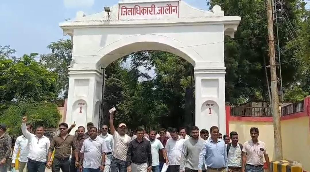 उरई कलेक्ट्रेट में ज्ञापन सौंपते डिस्ट्रिक्ट प्रेस क्लब जालौन के पदाधिकारी एवं पत्रकार