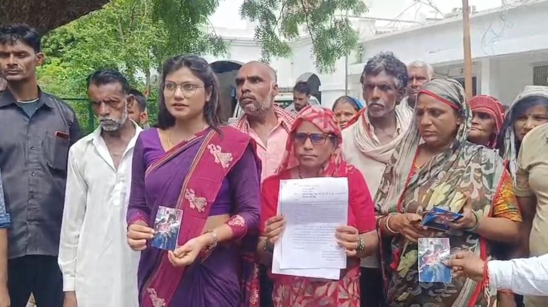 जालौन कलेक्ट्रेट परिसर में आरोपियों की गिरफ्तारी की मांग को लेकर प्रदर्शन करते पीड़ित परिजन
