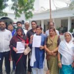 जिलाधिकारी कार्यालय में ज्ञापन सौंपते हुए प्रतिनिधिमंडल के सदस्य