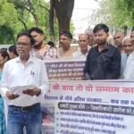 जालौन में बारिश के बीच तिरपाल के साये में अंतिम विदाई, श्मशान घाटों की बदहाली पर फूटा गुस्सा जालौन में बारिश के बीच तिरपाल के साये में अंतिम विदाई और बदहाल श्मशान घाट का दृश्य