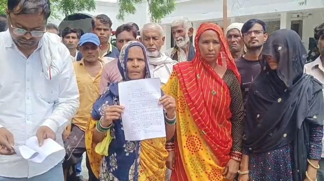 जालौन कलेक्ट्रेट परिसर का बाहरी दृश्य जहां ग्रामीणों ने शिकायती पत्र दिया