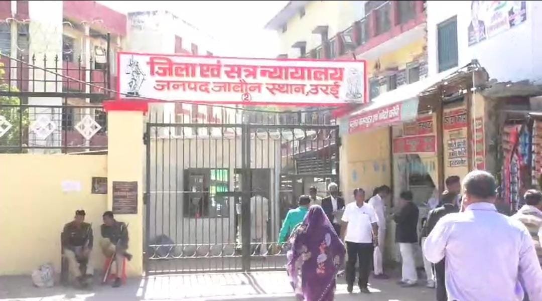 एडीजीसी क्रिमिनल एडवोकेट हिरदेश पांडेय मीडिया को बाइट देते हुए