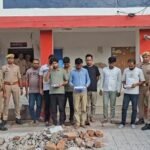 छापेमारी में बरामद नकदी और मोबाइल फोन के साथ गिरफ्तार जुआरी