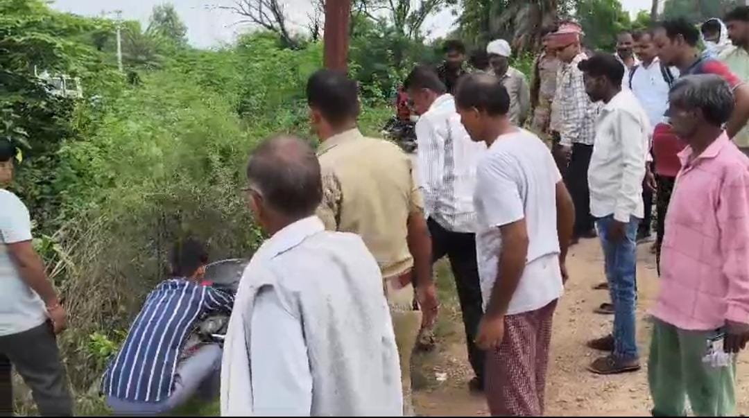 जालौन में बेकाबू बाइक हाईटेंशन लाइन के पोल से टकराई, दो युवक गंभीर रूप से घायल
