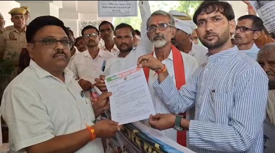 कोंच कोतवाली क्षेत्र के कैलिया रोड स्थित सड़क दुर्घटना का घटनास्थल