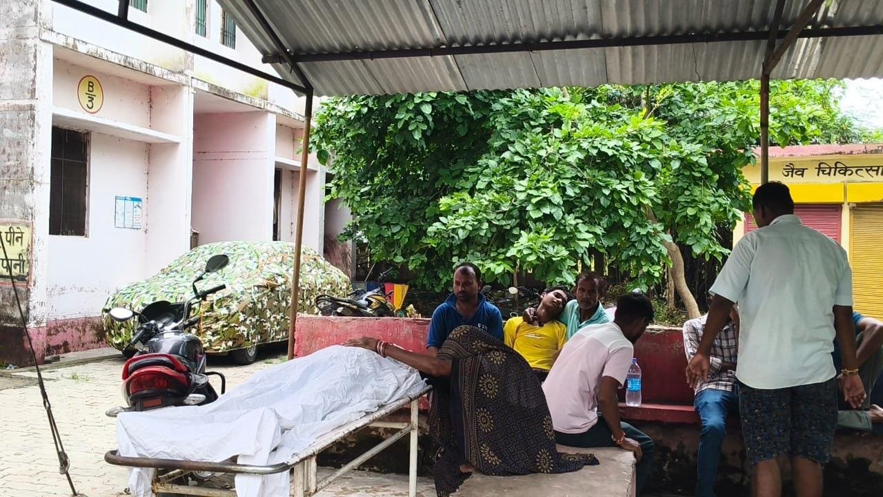 जालौन के कदौरा थाना क्षेत्र स्थित सामुदायिक स्वास्थ्य केंद्र का बाहरी दृश्य