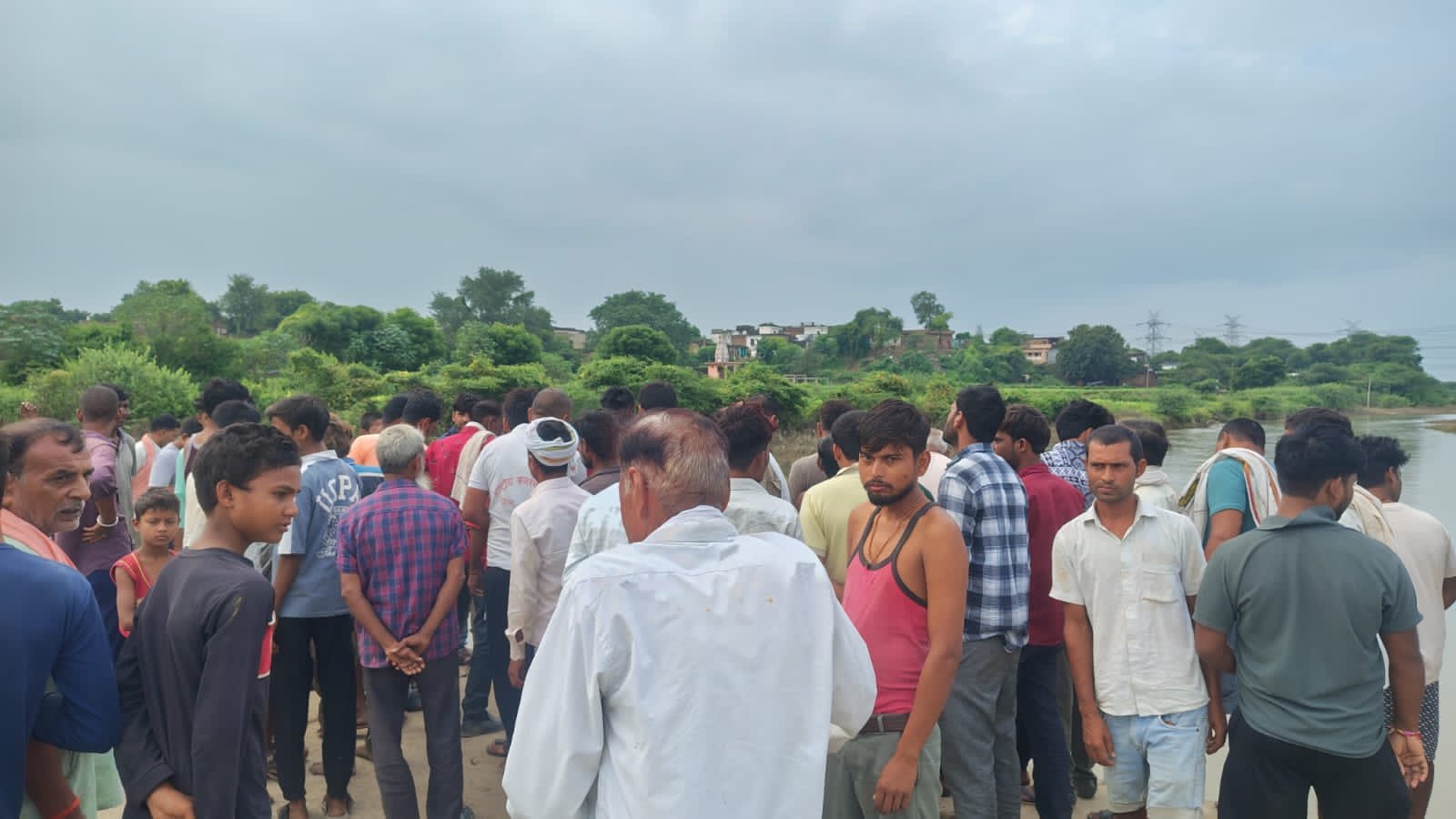 नदी किनारे रेस्क्यू अभियान के दौरान मौजूद आटा थाना पुलिस
