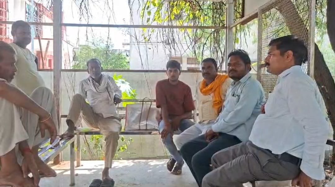 जालौन: खेत पर चारा काटने गई 50 वर्षीय महिला को कोबरा ने डसा, मौके पर हुई मौत