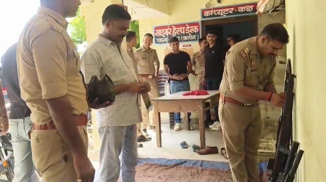 कोंच कोतवाली परिसर में भगवान विश्वकर्मा की पूजा और शस्त्र पूजन करते पुलिसकर्मी