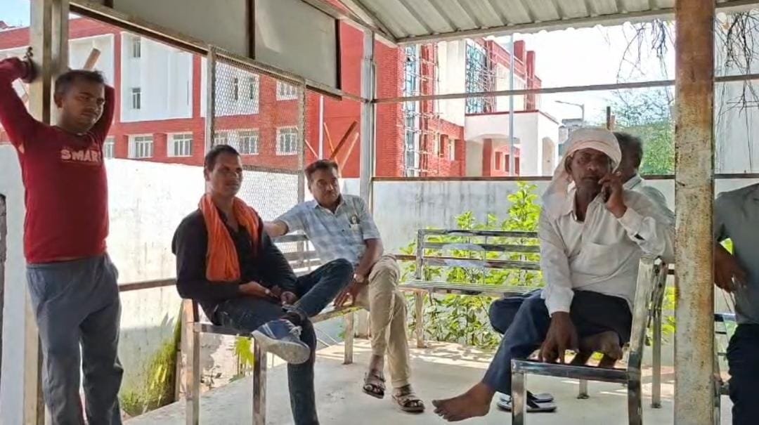 सड़क हादसे में मृतक हिरदेश कुमार के परिजन