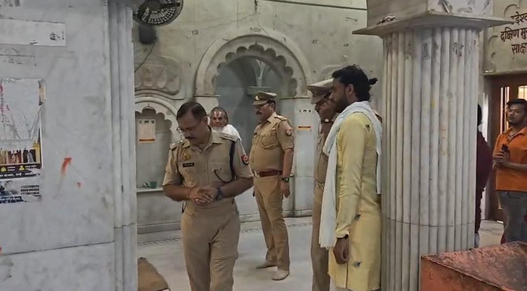 ठड़ेश्वरी मंदिर परिसर का निरीक्षण करते एसपी विनय कुमार सिंह
