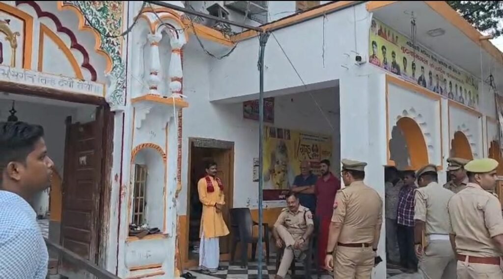 ठड़ेश्वरी मंदिर परिसर का निरीक्षण करते एसपी विनय कुमार सिंह