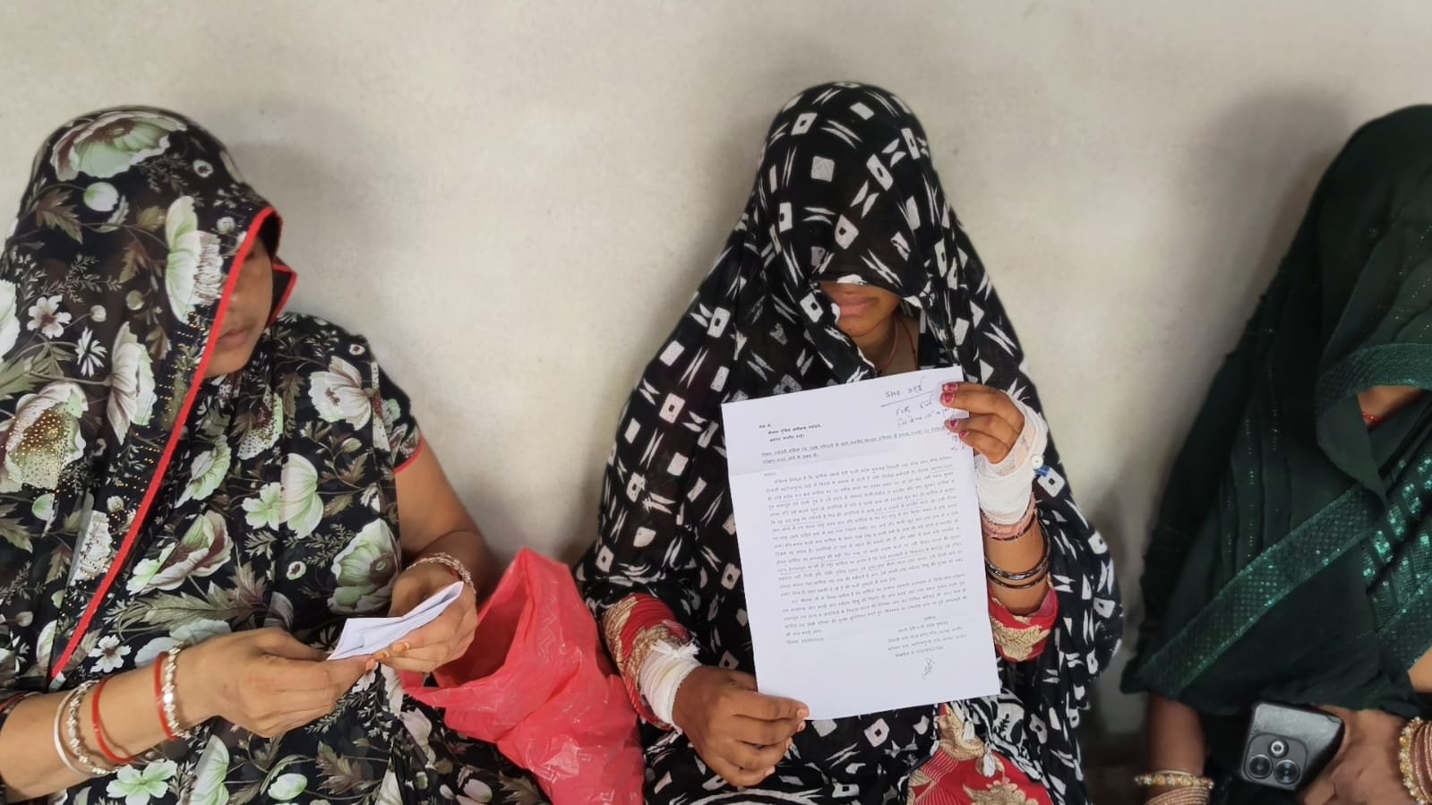 उरई कोतवाली क्षेत्र के मोहल्ला लहरियापुरवा स्थित घटनास्थल का दृश्य