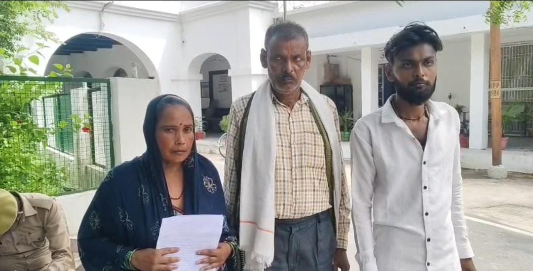 शिकायतकर्ता अमन मोहन बातचीत करते हुए