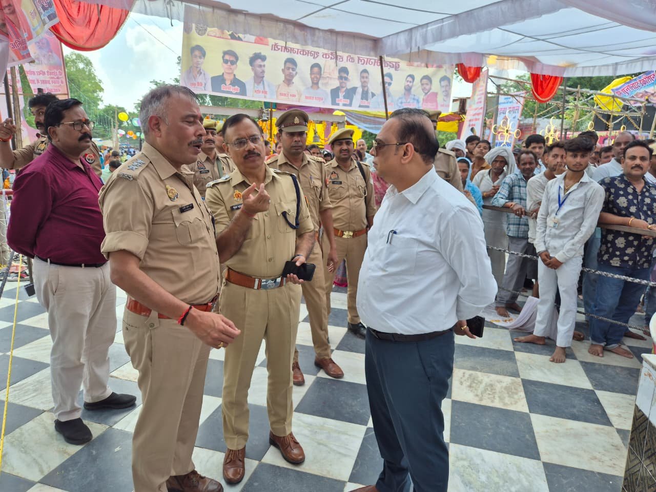 जनपद जालौन के मंदिर में निरीक्षण करते जिलाधिकारी समीर और पुलिस अधीक्षक विनय कुमार सिंह