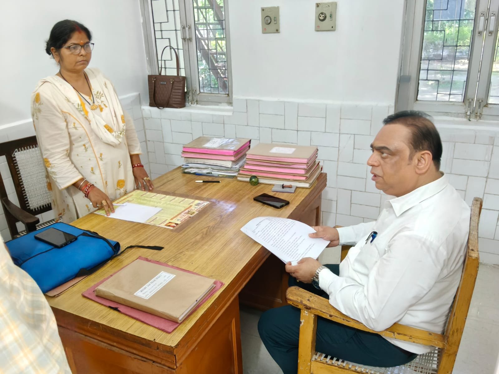 राजस्व अभिलेखागार और कार्यालय कक्ष का आंतरिक दृश्य