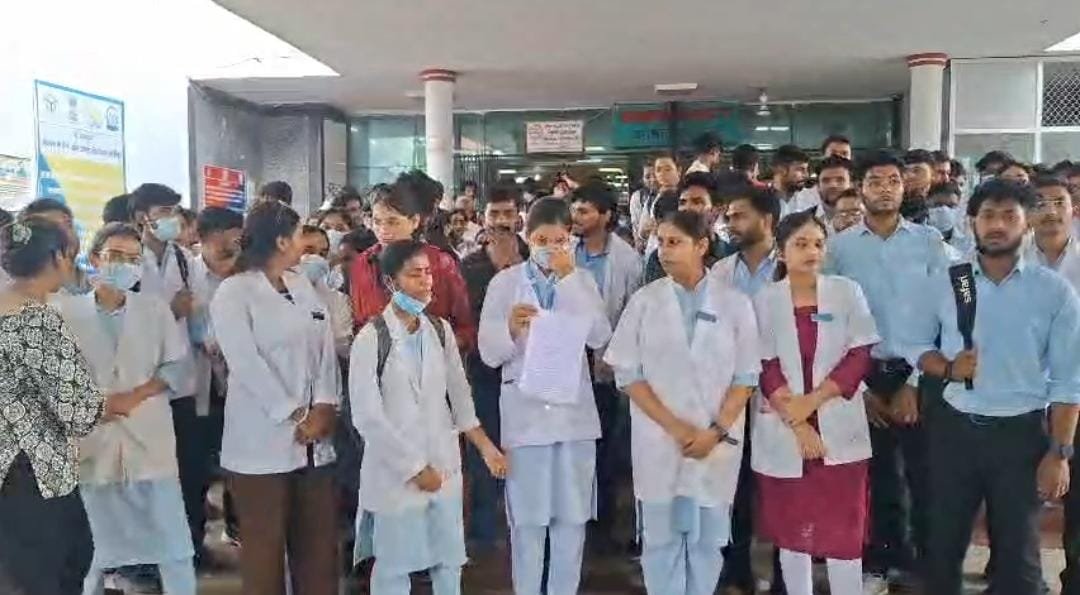 जालौन मेडिकल कॉलेज में नर्सिंग छात्रों और जूनियर डॉक्टरों के बीच मारपीट, वीडियो वायरल