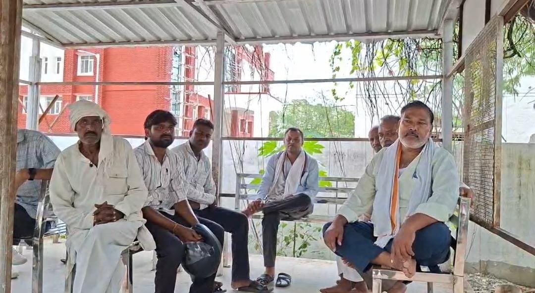 उरई कोतवाली क्षेत्र के इंद्रानगर लल्लाधाम स्थित घटनास्थल का दृश्य