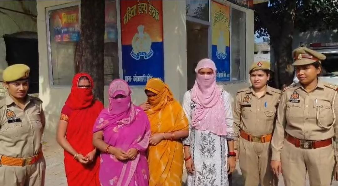 सीओ कोंच परमेश्वर प्रसाद मीडिया को जानकारी देते हुए