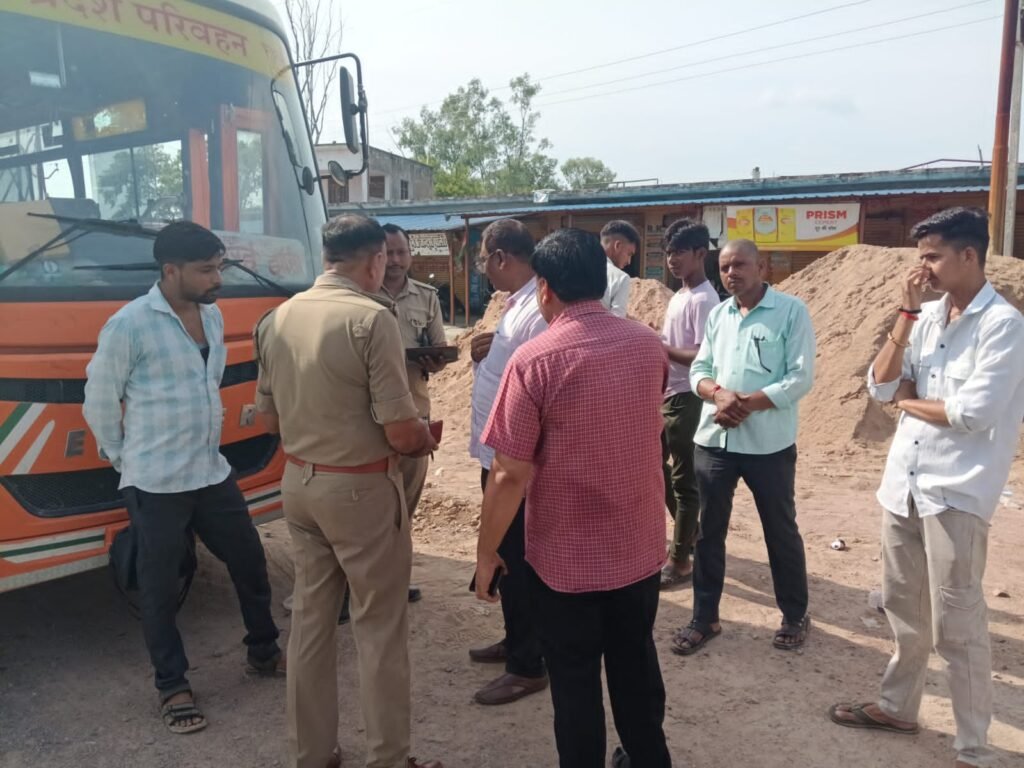 एनएच-27 पर चेकिंग के दौरान रोडवेज बस की जांच करती टीम