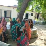जालौन कोतवाली में शिकायत दर्ज कराने के लिए थाने के अंदर बैठी मृतका की महिला परिजन।