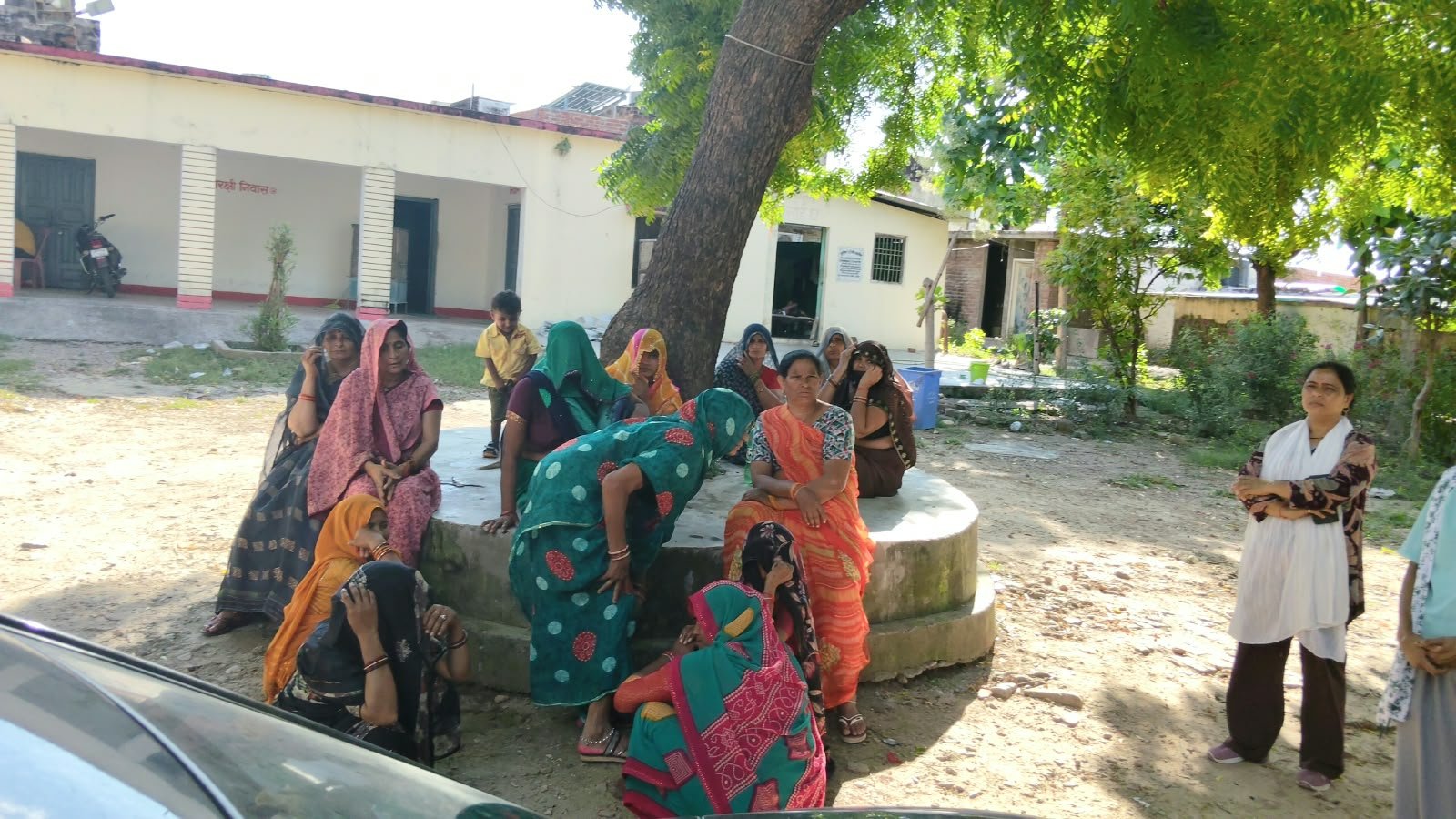 जालौन कोतवाली में शिकायत दर्ज कराने के लिए थाने के अंदर बैठी मृतका की महिला परिजन।