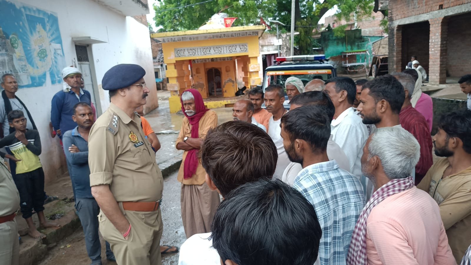 विवाहिता ज्योति के घर के बाहर मौजूद पुलिस और ग्रामीण