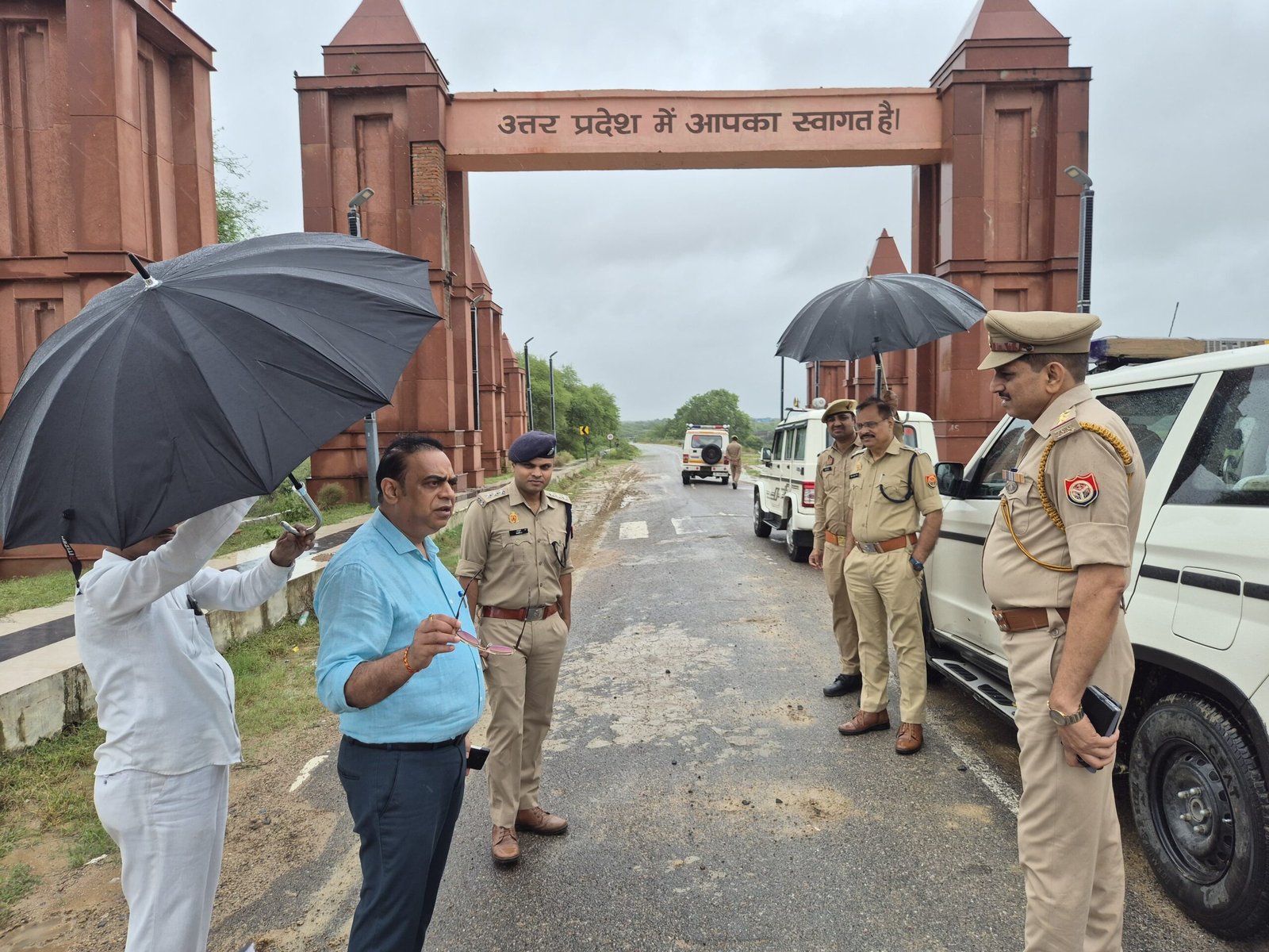 जिलाधिकारी समीर और पुलिस अधीक्षक विनय कुमार सिंह माधौगढ़ क्षेत्र के महाराजपुर बॉर्डर पर निरीक्षण करते हुए