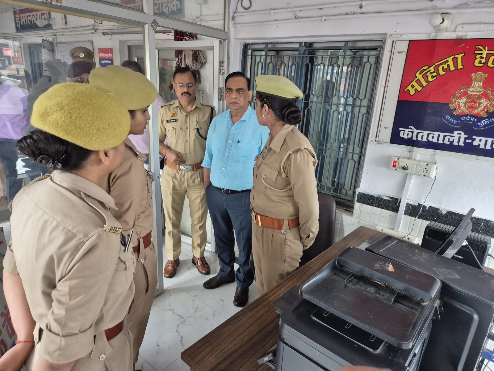 थाना माधौगढ़ में निरीक्षण करते जिलाधिकारी समीर व पुलिस अधीक्षक विनय कुमार सिंह